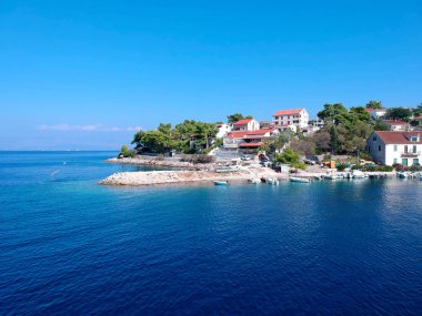Solta Island beach ve balıkçı havadan görünümü Dalmaçya, Hırvatistan Split güneye orta Dalmaçya adalar mal. 