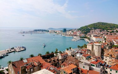 Split, Hırvatistan Saint Domnius Katedrali'nin çan kulesi eski Split kasabadan görünümü. Eski mimari turuncu conta ile şehir şehir merkezinde evler ve taş.  