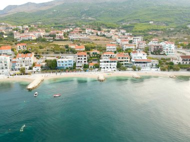 Eski Şehir Split town, Dalmaçya kıyılarında yer görünümünden Hırvatistan Adriyatik Denizi yakınındaki Batı Köyü'nde denize sıfır görünümü. Sahil şeridi oteller turist, oldukça ve konforlu tatil yeri için. 