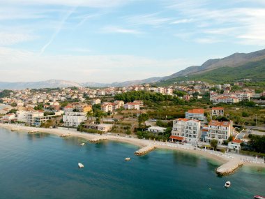 Eski Şehir Split town, Dalmaçya kıyılarında yer görünümünden Hırvatistan Adriyatik Denizi yakınındaki Batı Köyü'nde denize sıfır görünümü. Sahil şeridi oteller turist, oldukça ve konforlu tatil yeri için. 
