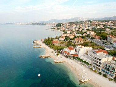 Eski Şehir Split town, Dalmaçya kıyılarında yer görünümünden Hırvatistan Adriyatik Denizi yakınındaki Batı Köyü'nde denize sıfır görünümü. Sahil şeridi oteller turist, oldukça ve konforlu tatil yeri için. 