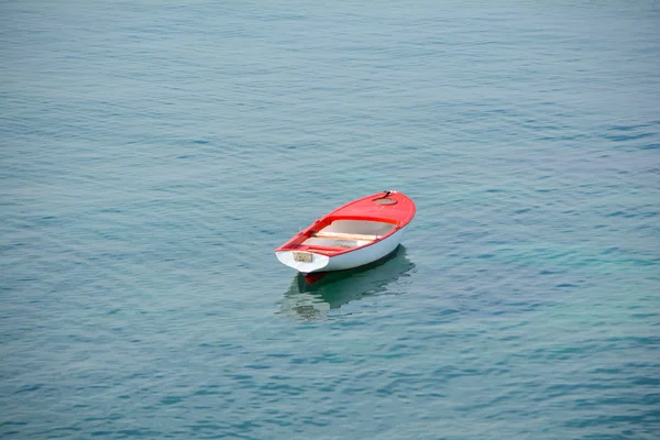 Einsames Boot Ruhigem Meerwasser Erstaunlichen Morgen — Stockfoto