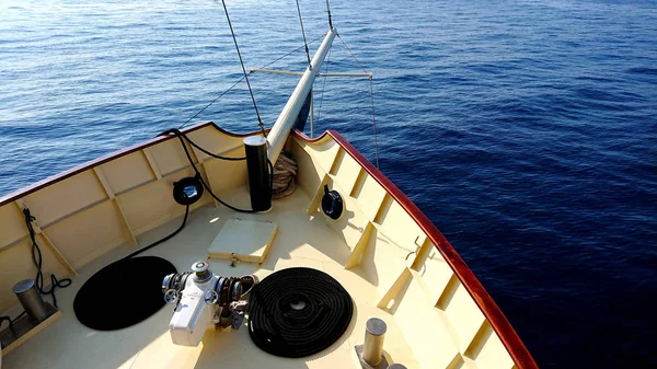 ボート ツアー エンターテイメント ボートまたは船鼻 海の前 アンカー ロープやチェーン 海事と海洋の背景 — ストック写真