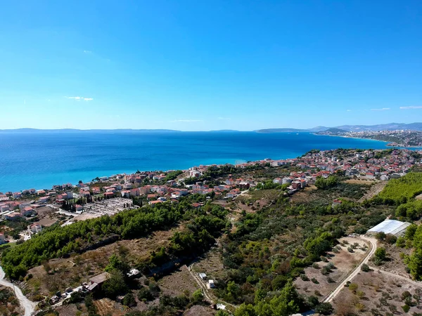 Vista Panorâmica Aérea Aldeia Europeia Perto Split Montanhas Verdes Fazendas — Fotografia de Stock