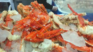 Kırmızı Kral Yengeç bacakları pişmiş ve buz üzerinde soğutmalı. Lezzetli deniz ürünleri ve lüks yiyecek. Kanada balık pazarı. Akıllı telefon görüntüleri. 