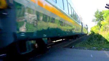 Toronto, Kanada Temmuz 2018: downtown Toronto güneşli yaz gününde seyahat tren geçiyor. Git Transit Ontario bir bölgesel toplu taşıma sistemidir.