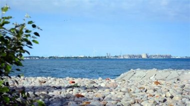 Nükleer enerji santrali ve rüzgar türbini ile organize sanayi bölgesinde, Ontario Gölü kıyıdan çok sıcak yaz gününde görüntülemek. 
