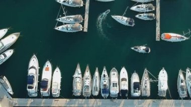 Yat Kulübü ve marina Hırvatistan, Split bay hava görünümünü. Küçük tekne büyük tekneler arasında manevra. 