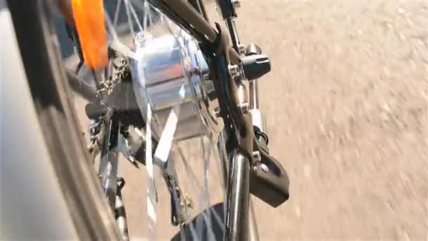 Elektrofahrradmotor dreht sich aus nächster Nähe. E-Bike-Motor dreht sich während der Fahrt, ohne an sonnigen Sommertagen hausieren zu gehen. Elektrisches Rad im Detail. 