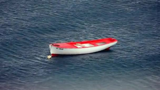 Kleine Rode Witte Eenzaam Boot Verankerd Zee Bij Extreme Storm — Stockvideo