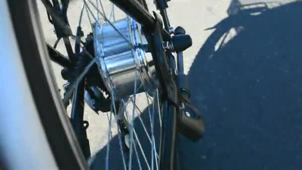 Andar Bicicleta Elétrica Com Close Prata Inoxidável Girando Motor Rotativo — Vídeo de Stock
