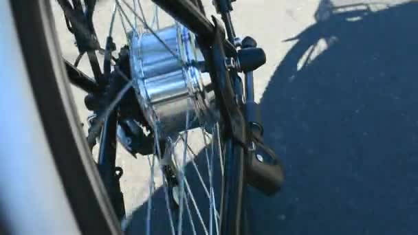 Monter Vélo Électrique Avec Moteur Tournant Rotatif Acier Inoxydable Argenté — Video