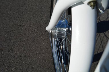 Tekerlekli elektrikli bisiklet görünümü yukarıdaki. Işık yansımaları E bisiklet motoru. Filtre uygulanmamış, yaz güneşli gün, doğal aydınlatma ile.