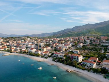 Sabah Split Hırvatistan, sakin ve oldukça turizm meslek otel sahil yeşil dağların Avrupa'nın altında yakınındaki kıyı köyü'nde doğal hava kuş görünümü. 360 panoramik fotoğraf.