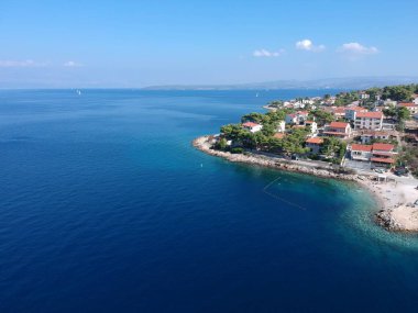 Ünlü balıkçı köyü panoramik hava kuş görünümü ada Solta Split Güney güneşli yaz günü, Hırvatistan.