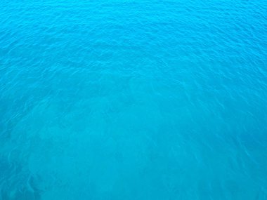 Hava en iyi su yüzey görünümü arka plan. Kuş gözü deniz yüzeyi fotoğrafını. Mavi şeffaf kristal deniz yukarıdan. Çok az. Split, Dalmaçya adalar, Hırvatistan güneyinde Adası Solta.