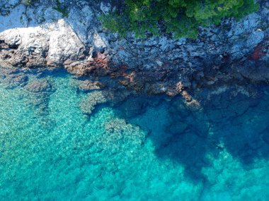 Balıkçı kasaba, Dalmaçya, Hırvatistan güzel kumsalda. Solta güneyinde Split, ünlü Simgesel Yapı ada ve Avrupa'nın turistik hedef, seyahat.