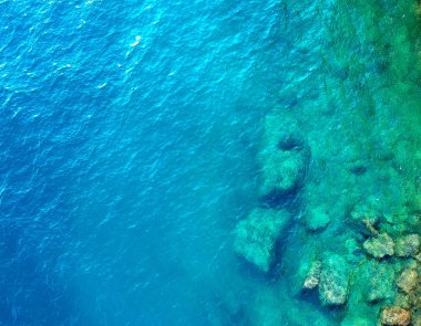 Şaşırtıcı deniz yüzey havadan görünümü yukarıdaki. Kuş göz fotoğraf su yüzey dokusunu ve turkuaz şeffaf dalgalar. Split, Dalmaçya adalar, Hırvatistan güneyinde Adası Solta.