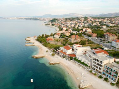 Sabah Split Hırvatistan, sakin ve oldukça turizm meslek otel sahil yeşil dağların Avrupa'nın altında yakınındaki kıyı köyü'nde doğal hava kuş görünümü. 360 panoramik fotoğraf.