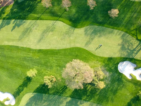 Terrain Golf Avec Joueur Solitaire Vue Oiseau Oeil Ciel Photographie — Photo