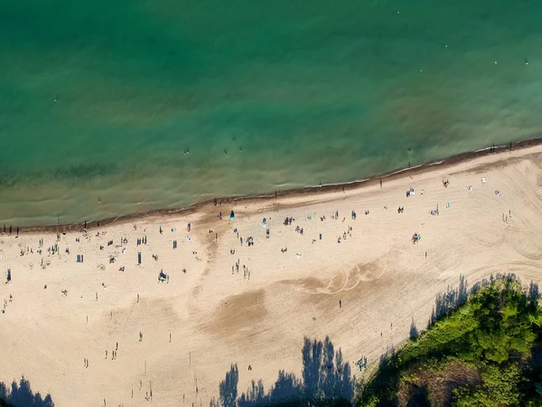 美しい透明な湖の水で泳ぐ観光客で砂浜の空撮 日光浴に横たわって 熱帯のビーチ夏旅行の平面図鳥瞰図を休日します — ストック写真