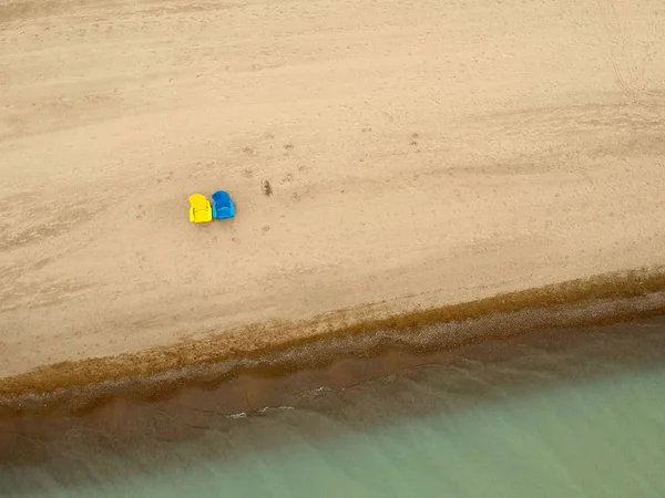 Minimalistisk Topp Flygfoto Över Strandstolar Rad Sandstranden — Stockfoto