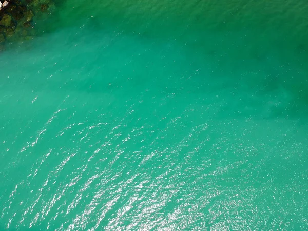 グリーン ブルーの穏やかな湖の水と石 湖北米緑春土地の平面図目鳥空中最小限の写真 — ストック写真