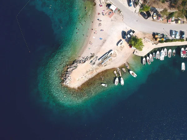 エキサイティングな日当たりの良い暖かい日フィッシャー人の村の町と上から分割南ショルタ島します 観光客はアドリア海 中央ダルマチア諸島 クロアチアで驚くほどの透明な水で泳ぐ — ストック写真