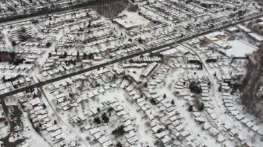 Hava kenti. Evler kuş göz üst yüzlerce banliyösü kentsel konut geliştirme görüntüleyin. Oldukça mahalle karla kaplı. Kış sezonu.