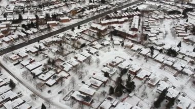 Hava kenti. Evler kuş göz üst yüzlerce banliyösü kentsel konut geliştirme görüntüleyin. Oldukça mahalle karla, Amerika kaplı. Kış sezonu.