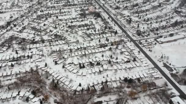 城市的鸟图 数百间房屋鸟图郊区城市住房开发 相当多的街区被雪覆盖着 — 图库视频影像