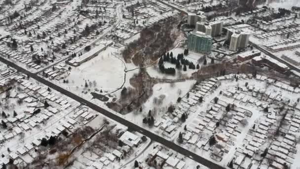 Luchtfoto Van Huizen Van Wegen Mensen Hieronder Sneeuwstorm Winterdag Weer — Stockvideo