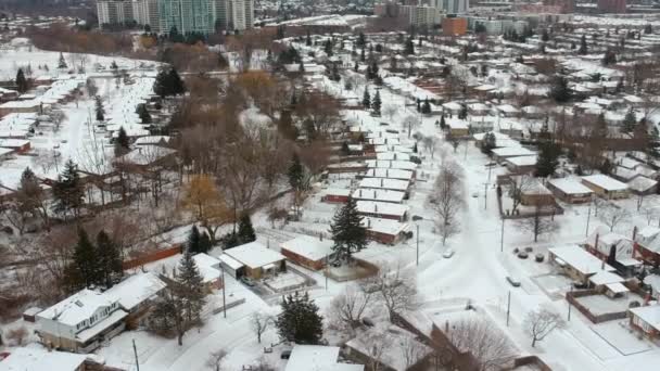 Luftaufnahme Der Straßen Und Häuser Unten Bei Schneesturm Winterwetter Alarmtag — Stockvideo