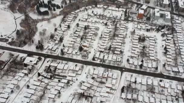空中无人飞机俯瞰道路和房屋冬季景观 从鸟瞰的角度来看冬季城市街道 屋顶上的积雪覆盖了建筑物 汽车和树木 上面覆盖着雪 — 图库视频影像