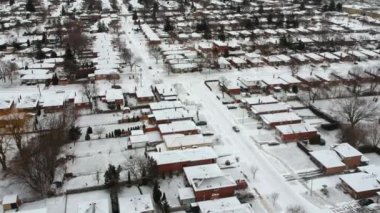 Hava kuş gözü görünümü manzarası kış sezonu itibariyle Amerika'da. Kar yüksek düzeyde kaplı arka planda üst görünümden alçak yüzlerce evler.