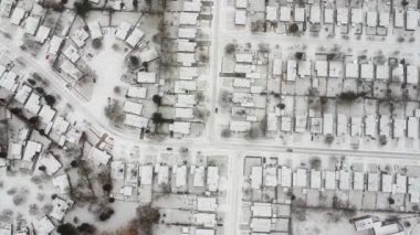 Hava kenti. Evler kuş göz üst yüzlerce banliyösü kentsel konut geliştirme görüntüleyin. Oldukça mahalle karla, Amerika kaplı. Kış sezonu.