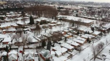 Kentsel şehir, banliyösü havadan görüntüleri ile üstten kar görünüm. Kuş gözü Amerikan kenti kış manzarası.