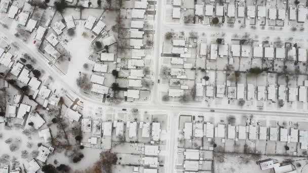 城市的鸟图 数百间房屋鸟图郊区城市住房开发 相当多的街区被雪覆盖 — 图库视频影像