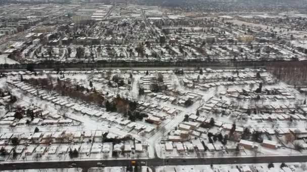 Luchtfoto Drone Uitzicht Wegen Huizen Winterlandschap Winter Stad Straten Vanuit — Stockvideo