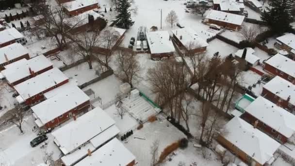 郊外の空中映像を上から雪の眺め 鳥の目からアメリカの都市の冬景色 — ストック動画