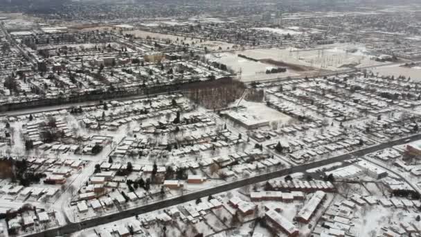 Snö Från Toppen Med Urbana Staden Aerial Film Över Förorten — Stockvideo