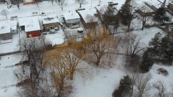 郊外の空中映像を上から雪の眺め 鳥の目からアメリカの都市の冬景色 — ストック動画