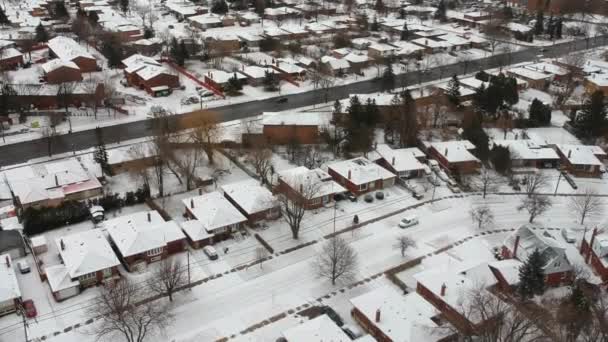 从山顶上可以看到城市的雪景 在郊区上空有空中的画面 从鸟眼看美国城市的冬季风光 — 图库视频影像