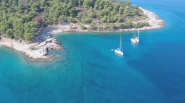 Güneşli heyecan verici gün townscape fisher adam köyü ısınmak ve Split güneyinde Solta ada. Adriyatik Denizi ve orta Dalmaçya adalar, Hırvatistan, Europe turistler için ünlü hedef.