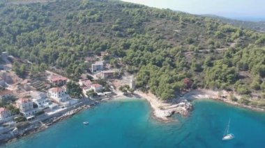 Güneşli heyecan verici gün townscape fisher adam köyü ısınmak ve Split güneyinde Solta ada. Adriyatik Denizi ve orta Dalmaçya adalar, Hırvatistan, Europe turistler için ünlü hedef.