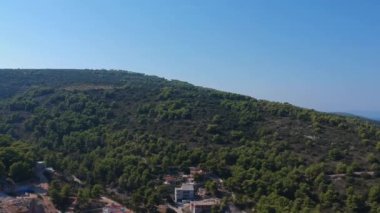 Ünlü balıkçı köyü panoramik hava kuş görünümü ada Solta Split Güney güneşli yaz günü, Hırvatistan.