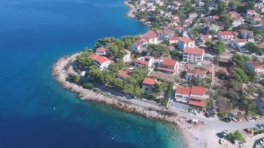 Güneşli heyecan verici gün townscape fisher adam köyü ısınmak ve Split güneyinde Solta ada. Adriyatik Denizi ve orta Dalmaçya adalar, Hırvatistan, Europe turistler için ünlü hedef.