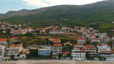 Sabah Split Hırvatistan, sakin ve oldukça turizm meslek otel sahil yeşil dağların Avrupa'nın altında yakınındaki kıyı köyü'nde doğal hava kuş görünümü. Sabah erken.