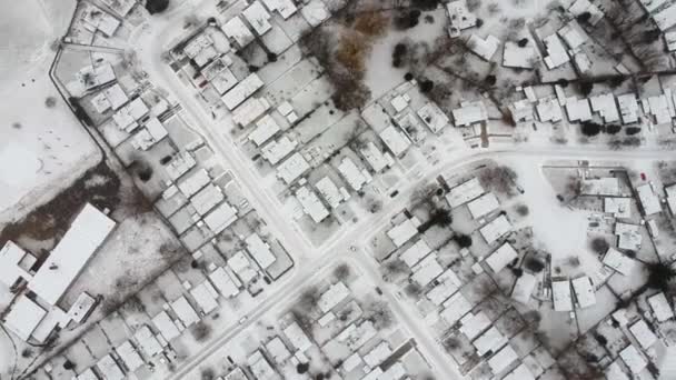 鸟360在雪灾 冬季天气警戒日看到的道路和下面的民宅 从上面的风景中拍摄的城市道路鸟图 城市住房开发 — 图库视频影像