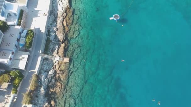 エキサイティングな日当たりの良い暖かい日フィッシャー人の村の町と上から分割南ショルタ島します 観光客はアドリア海 中央ダルマチア諸島 クロアチアで驚くほどの透明な水で泳ぐ — ストック動画